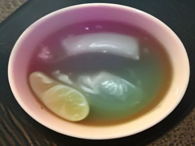 手机屏幕播放直播画面,弹幕飞过