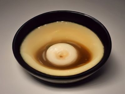 清晨采光明亮的直播工作台，韩风布置